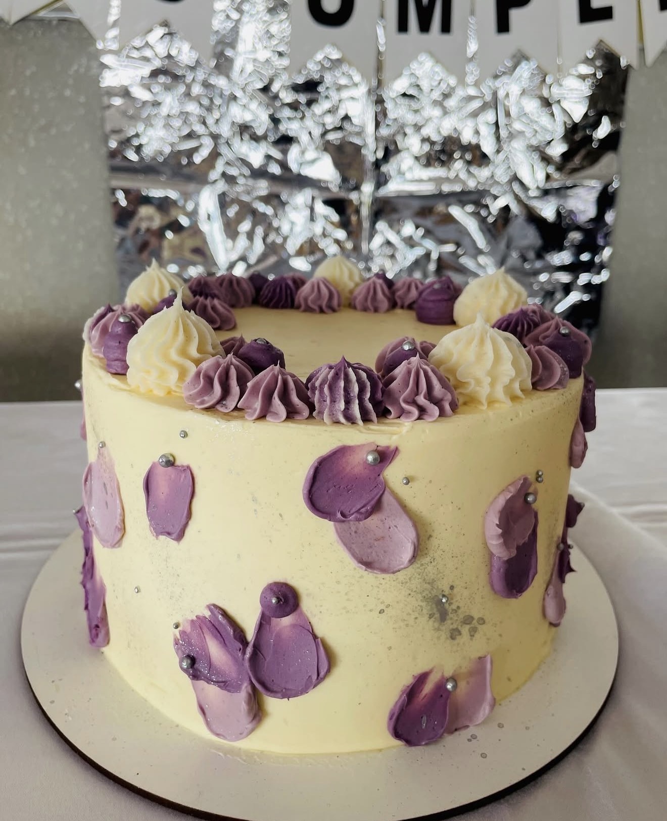 Torta de cumpleaños violeta y crema